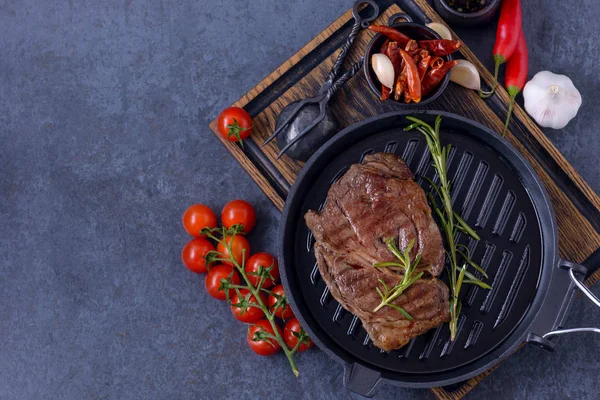 Filete de ternera a la parrilla, tomate, hierbas y especias —  Fotos de Stock