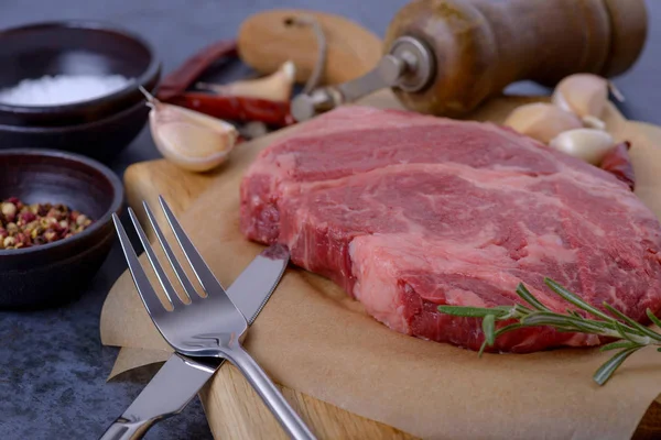 Zbliżenie, surowe mięso dla stek — Zdjęcie stockowe
