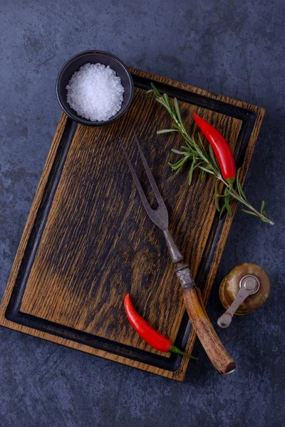 Empty wooden board and herbs and spices — Stock Photo, Image