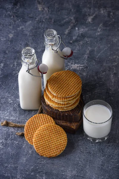 Склянка молока і вафелька з джемом — стокове фото