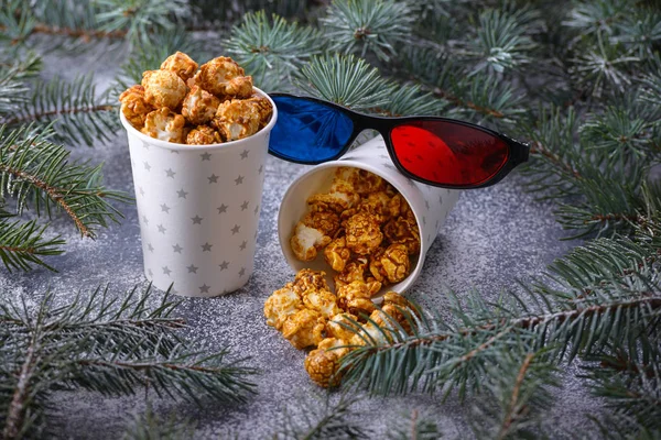 Popcorn et verres 3D dans un décor de Noël sur la table — Photo