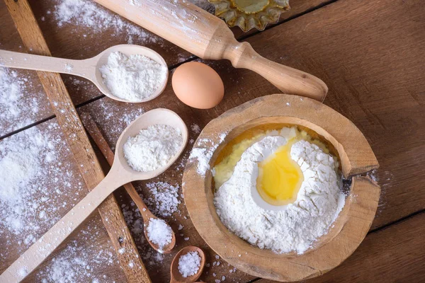 Przygotowanie ciasta. Mąki, jaja i przyborami kuchennymi — Zdjęcie stockowe