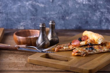 ahşap tahta üzerinde pizza