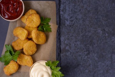 Tavuk nuggets ve ketçap sos