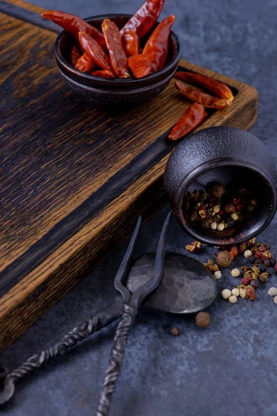 Et ve kırmızı biber için boş ahşap tahta — Stok fotoğraf
