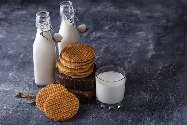 Café da manhã de leite e biscoitos com engarrafamento Imagens De Bancos De Imagens