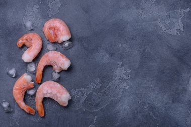 Taş zemin üzerine dondurulmuş karides