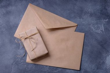Kraft hediye kutusu ve boş zarf