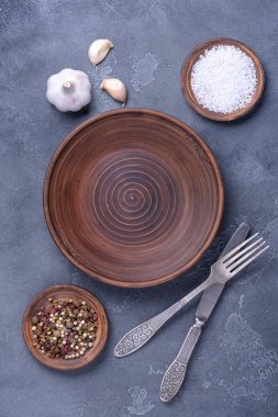 Boş levha ve baharat koyu arka plan üzerinde