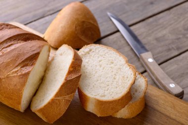 Dilimlenmiş ekmek ve bıçak