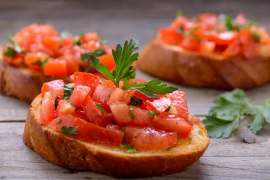 Domates ve otlar ile lezzetli bruschetta