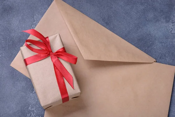 Gift box and blank vintage envelope — Stock Photo, Image