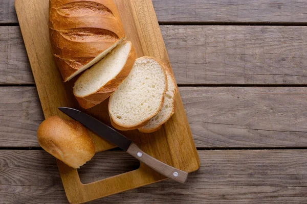 木桌上的切片面包 — 图库照片