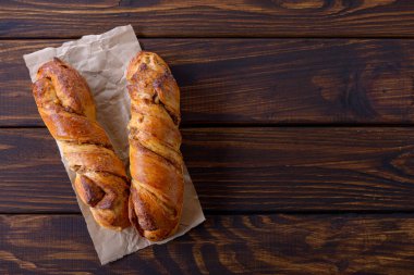 İki taze tatlı ev yapımı tarçın topuz