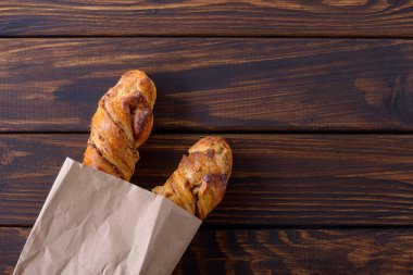 Kraft paket tarçın ile lezzetli tatlı çörek