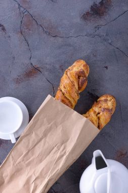 Çay saati. Tatlı çörek ve çaydanlık