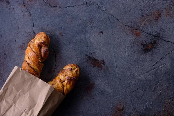 Taze tatlı ev yapımı tarçın topuz