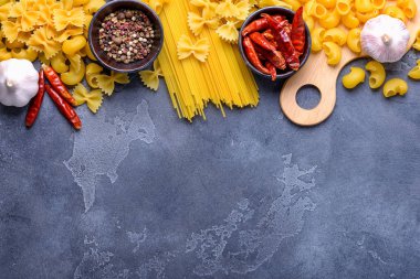 İtalyan makarnası pişirmek için gerekli malzemeler