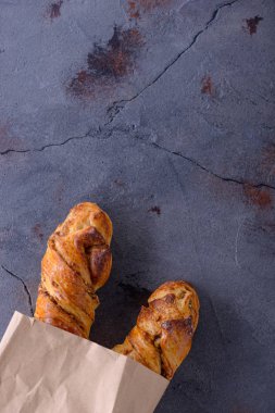 Ev yapımı tarçınlı ekmek taş masada