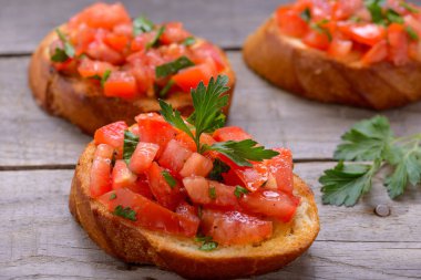 Ahşap masa üzerinde domates Bruschetta