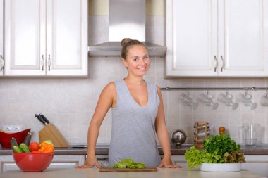 Vejetaryen salata mutfakta yemek kadın