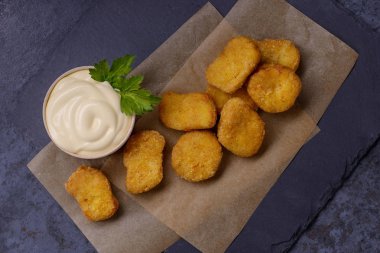 tavuk nuggets ve sos