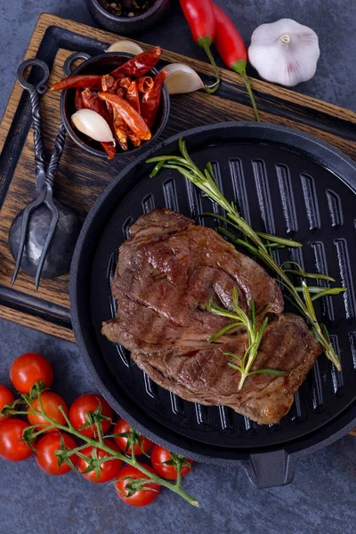Grillezett hátszín marha steak grill pan a paradicsom, a gyógynövények és — Stock Fotó