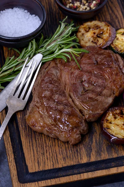 Gegrilltes Rindersteak und Auberginen — Stockfoto