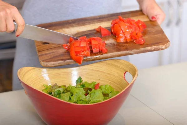 Salada de cozimento de processo de verdura fresca — Fotografia de Stock