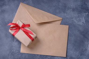 Hediye kutusu ve boş iki kahverengi zarf