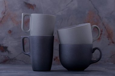 Karışık siyah ve gri su bardağı