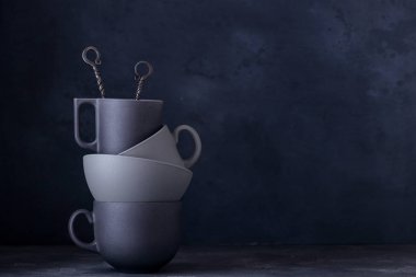 Karanlık seramik sofra ve mutfak eşyaları