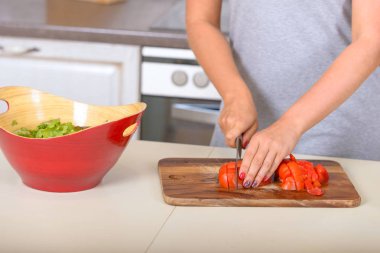 Bir bıçak ile kadın kesme domates