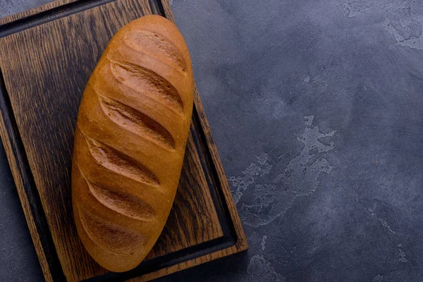 Свіжий хліб на обробній дошці — стокове фото