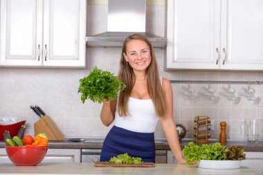 Kız elinde tutan demet maydanoz