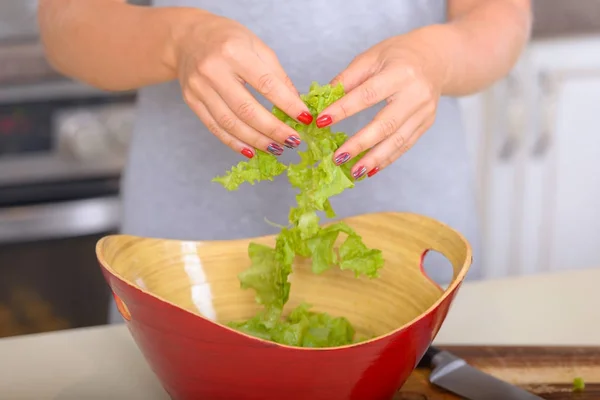 Girl memasak salad dari hijau — Stok Foto