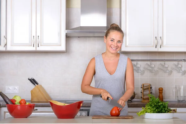 Счастливая девушка приготовление салата на кухне — стоковое фото