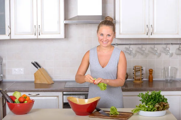 Menina cozinhar em casa salada de vegetação Fotos De Bancos De Imagens