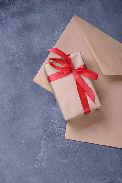 Gift box and blank brown envelope — Stock Photo, Image