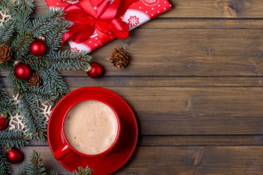 Kahve kırmızı Kupası ve kırmızı hediye kutusu