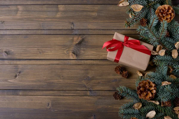 Karácsonyi háttér fenyő és kúpok fa és ajándék doboz — Stock Fotó