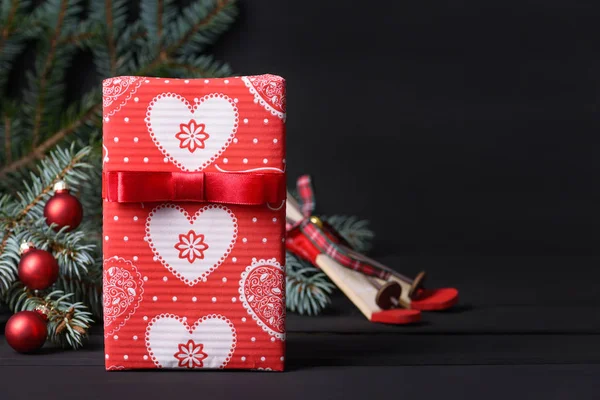 Caixa de presente de Natal com decoração de Ano Novo — Fotografia de Stock