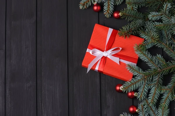 Karácsony háttér fenyő fa és ajándék doboz — Stock Fotó