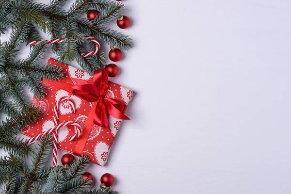 Karácsony háttér fenyő fa és ajándék doboz — Stock Fotó