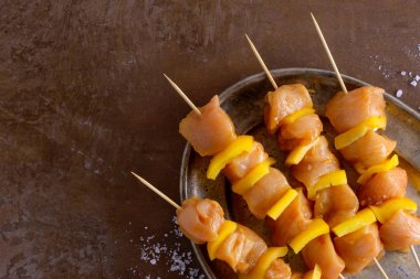 Çiğ tavuk ve sarı biber