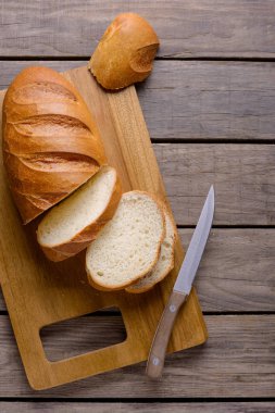 ahşap masa üzerinde taze dilimlenmiş ekmek