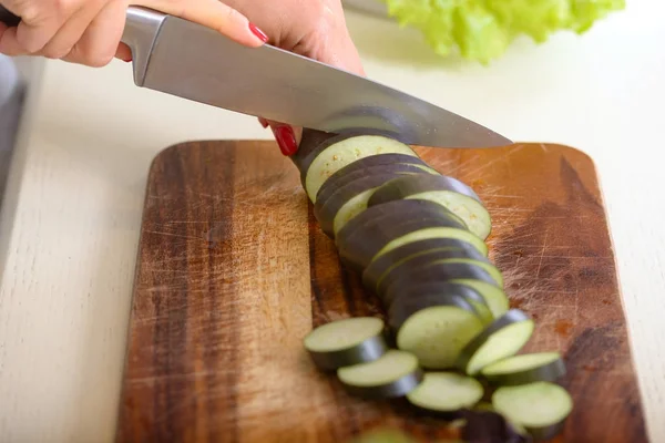 Closeup memotong terong dengan pisau — Stok Foto