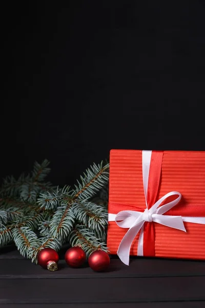 Κόκκινο δώρο κουτί με fir tree και μπάλες γυαλί — Φωτογραφία Αρχείου