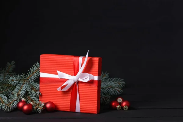 Piros ajándék doboz-val fenyő fa, golyó üveg — Stock Fotó