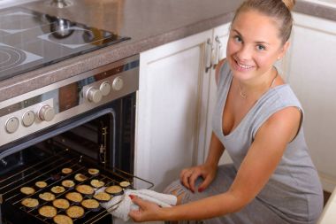 Fırında patlıcan yemek kadın